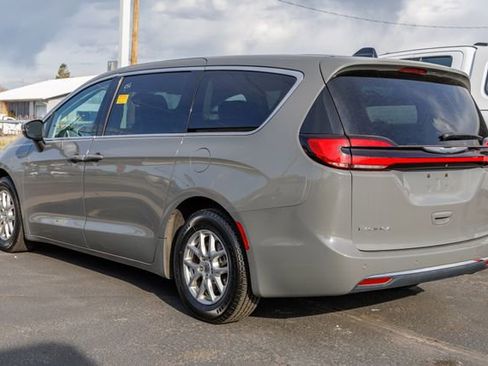 Used 2023 Chrysler Pacifica Touring-L image 3