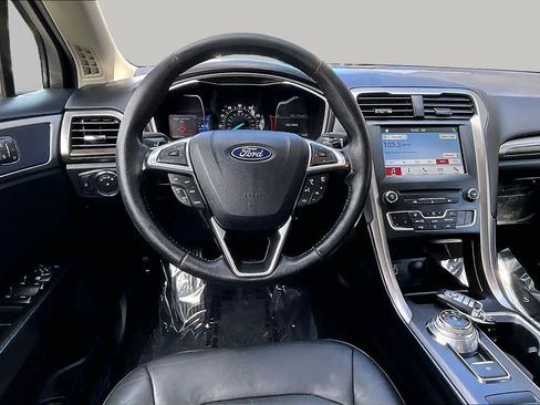 Used 2018 Ford Fusion SE w/ Fusion SE Technology Package FWD image 6
