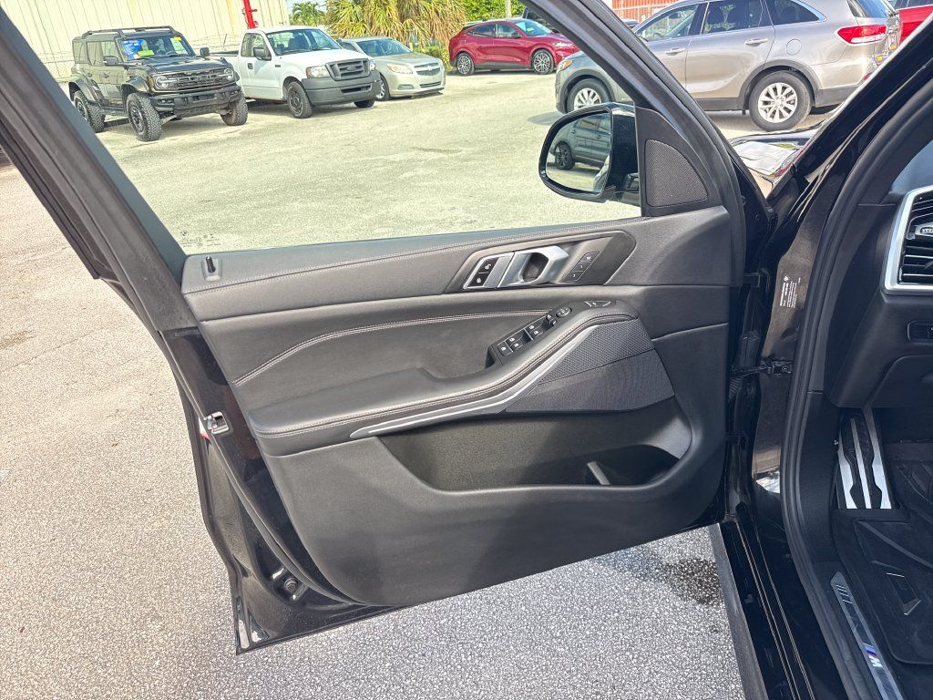 Used 2022 BMW X5 sDrive40i w/ M Sport Package RWD image 14