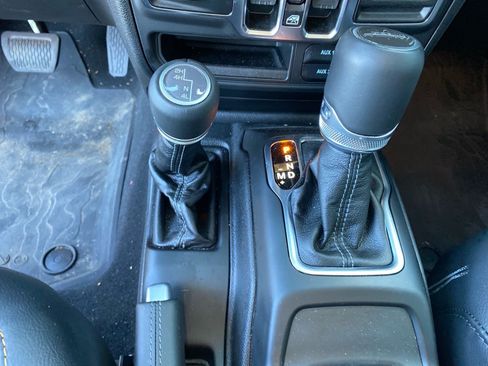 Used 2025 Jeep Gladiator Overland AWD/4WD image 13