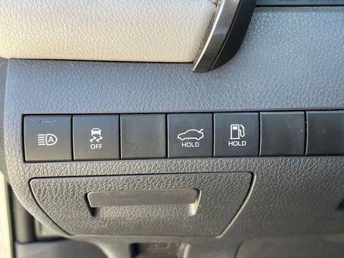 Used 2019 Toyota Camry LE w/ Carpet Mat Package FWD image 20
