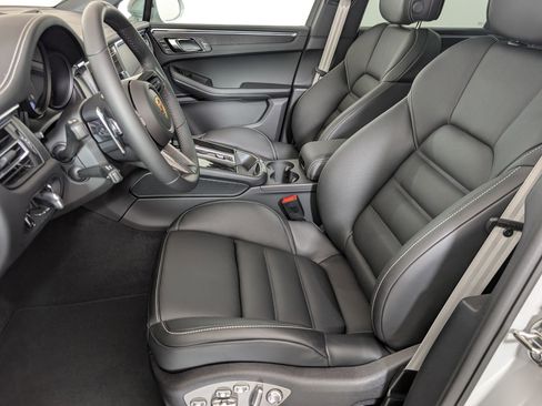 New 2026 Porsche Macan GTS image 5