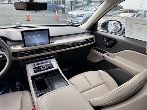 Certified 2023 Lincoln Aviator Standard w/ Premium Package image 17