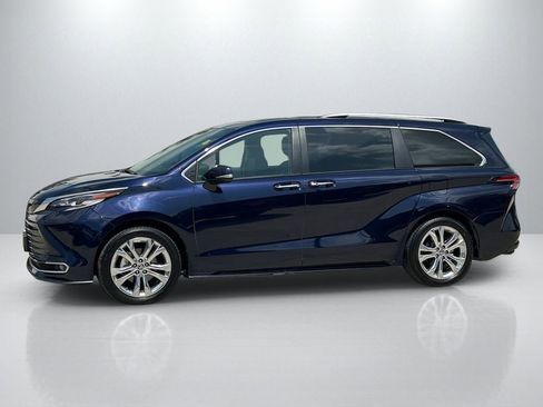 Used 2023 Toyota Sienna Platinum FWD image 8