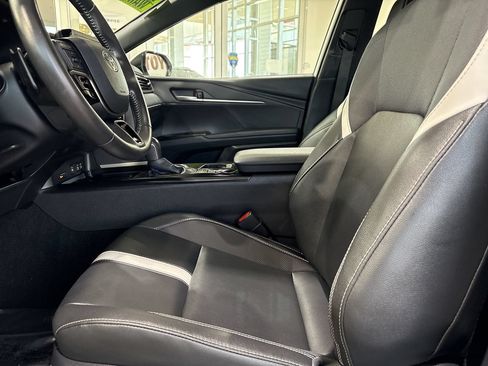 Used 2025 Toyota Camry SE FWD image 11