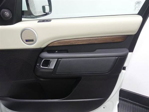 Used 2017 Land Rover Discovery HSE image 18