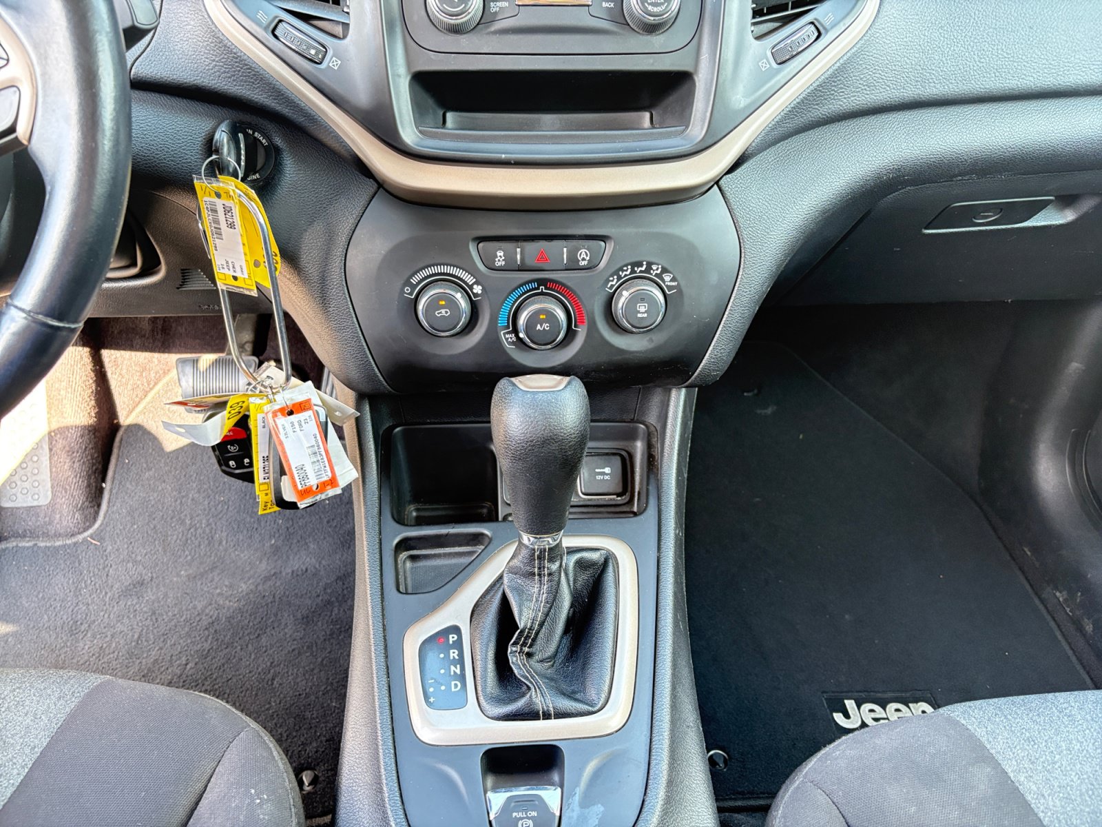 Used 2018 Jeep Cherokee Latitude w/ Altitude Package FWD image 18