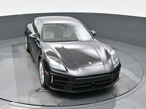 Used 2025 Porsche Panamera RWD image 32