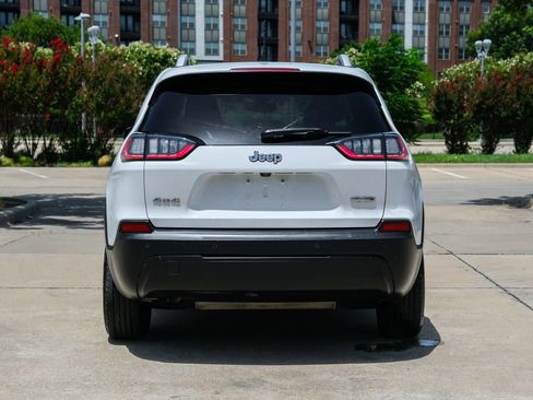 Used 2019 Jeep Cherokee Latitude Plus w/ Comfort/Convenience Group AWD/4WD image 18