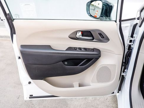 Certified 2024 Chrysler Pacifica Select image 22