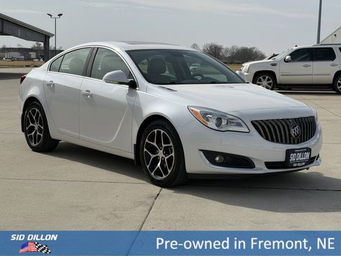 Used 2017 Buick Regal Sport Touring image 2