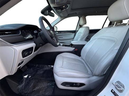 Used 2023 Jeep Grand Cherokee L Overland image 9