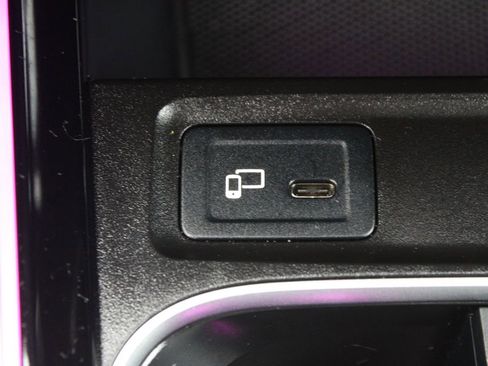 Used 2023 Mercedes-Benz GLB 250 4MATIC w/ Premium Package image 18