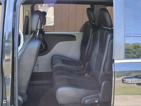 Used 2018 Dodge Grand Caravan SXT FWD image 23