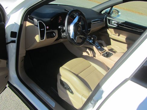 Used 2022 Porsche Cayenne image 16