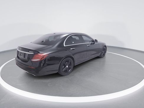 Used 2017 Mercedes-Benz E 300 4MATIC image 7