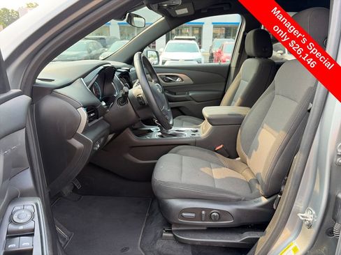 Used 2023 Chevrolet Traverse LT FWD image 16