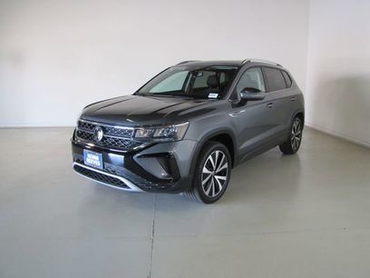 Used 2023 Volkswagen Taos SE w/ Panoramic Sunroof Package
