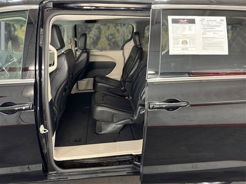 Used 2024 Chrysler Pacifica Touring-L FWD image 10