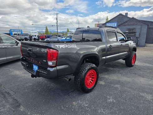 Used 2017 Toyota Tacoma TRD Off-Road w/ Premium & Technology Package AWD/4WD image 5