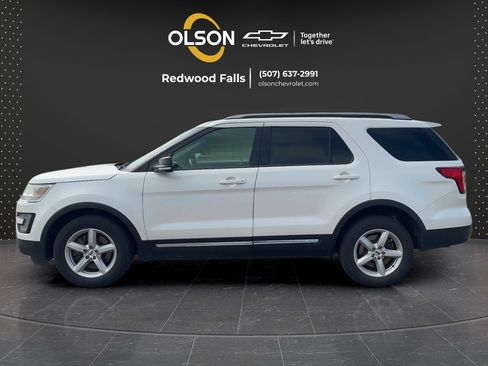 Used 2017 Ford Explorer XLT w/ Equipment Group 202A AWD/4WD image 2