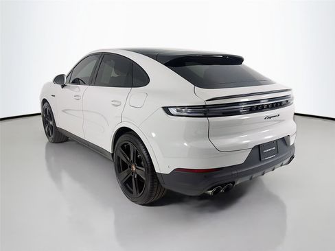 Certified 2025 Porsche Cayenne S image 3