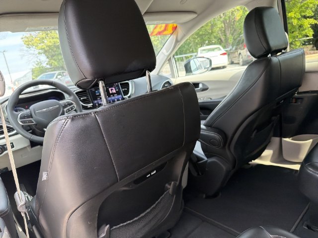 Used 2024 Chrysler Pacifica Touring-L FWD image 35