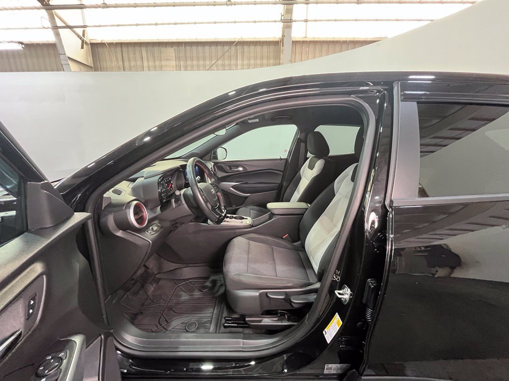 Certified 2025 Chevrolet Trax RS w/ Driver Confidence Package FWD image 17