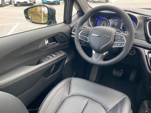 New 2026 Chrysler Pacifica Select image 33