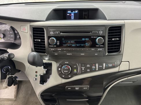 Used 2014 Toyota Sienna LE FWD image 22