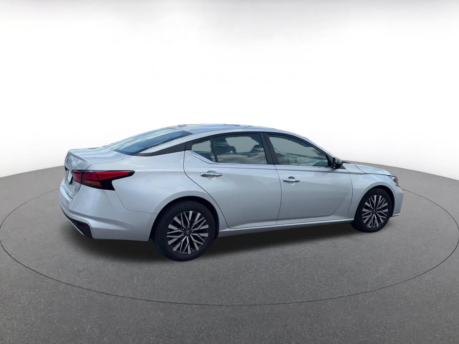 Used 2025 Nissan Altima 2.5 SV FWD image 13