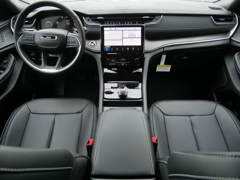 New 2025 Jeep Grand Cherokee Limited w/ Black Appearance Package image 9