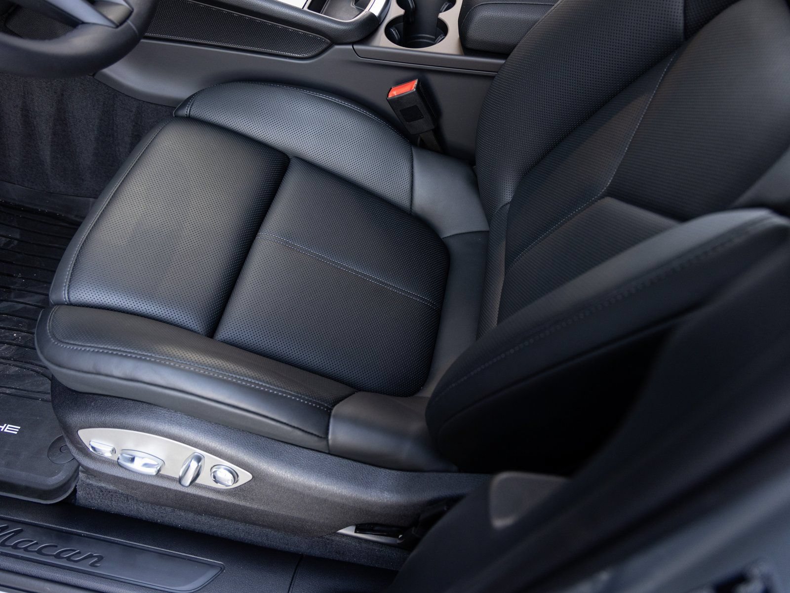 Certified 2026 Porsche Macan AWD/4WD image 22