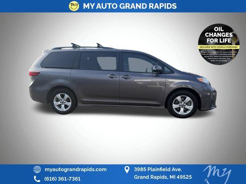 Used 2020 Toyota Sienna LE w/ Carpet Mat Package FWD image 4