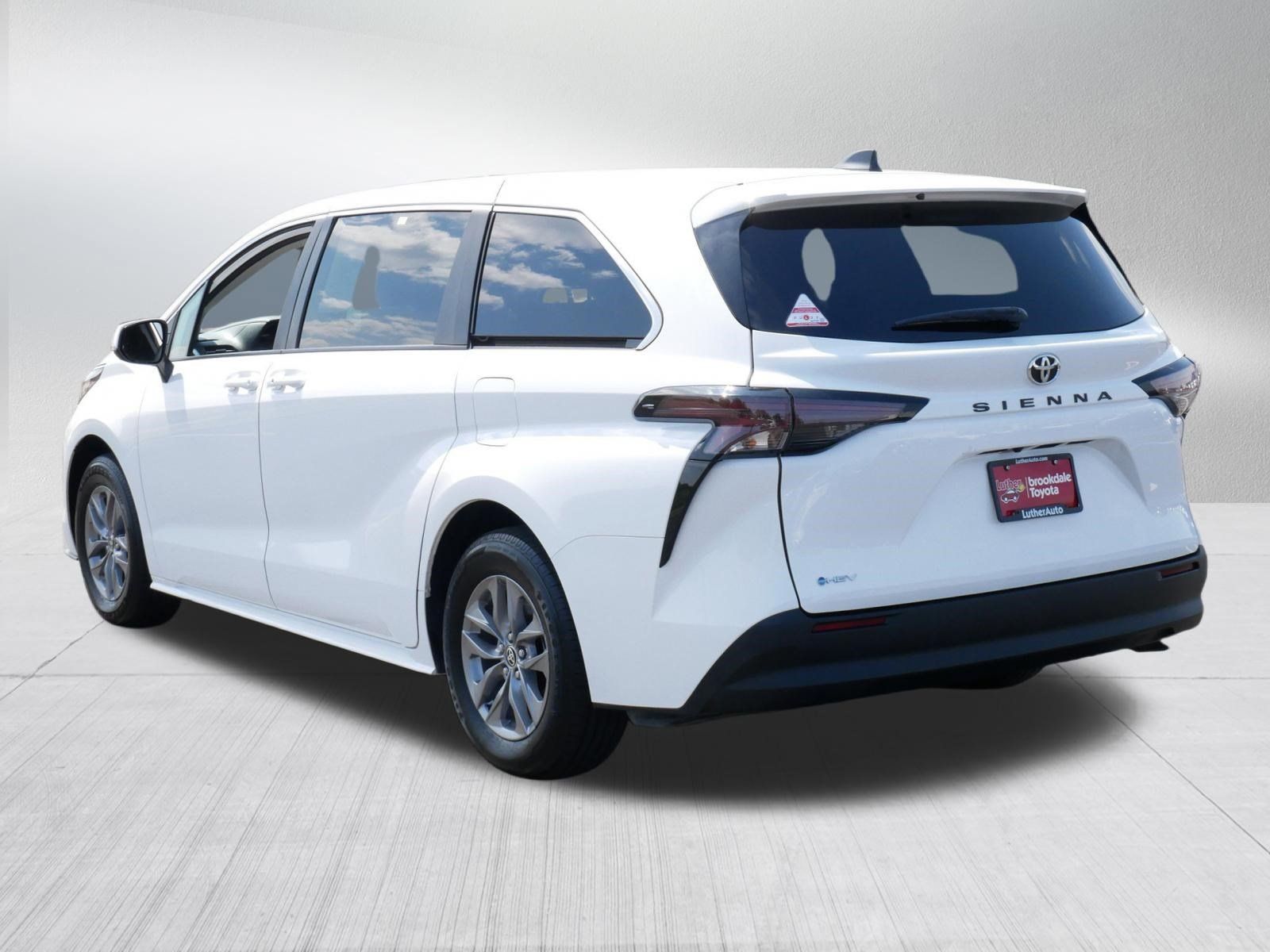 Certified 2026 Toyota Sienna LE FWD image 5