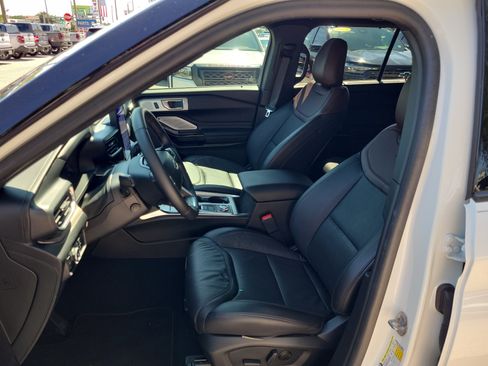 Used 2024 Ford Explorer Platinum w/ Technology Package AWD/4WD image 19