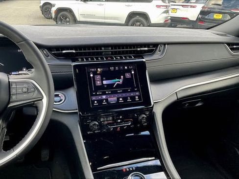 Used 2025 Jeep Grand Cherokee Altitude image 7