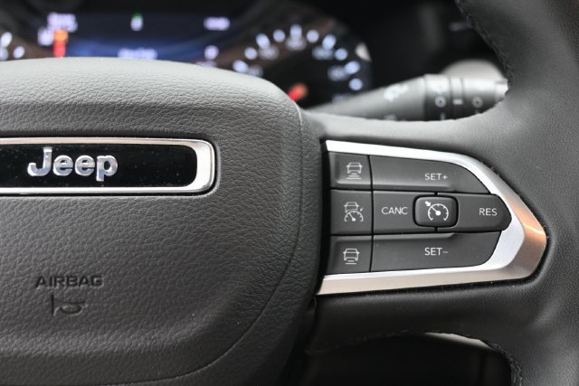 Used 2025 Jeep Compass Limited AWD/4WD image 16