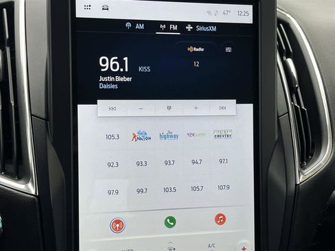 Used 2024 Ford Edge Titanium image 19