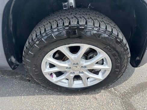 Used 2016 Jeep Cherokee Latitude w/ Cold Weather Group AWD/4WD image 13