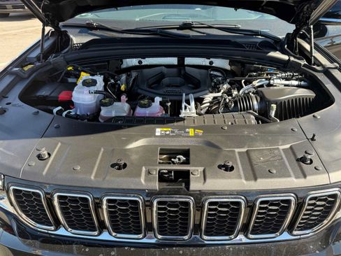 Used 2023 Jeep Grand Cherokee Overland w/ Luxury Tech Group IV AWD/4WD image 34