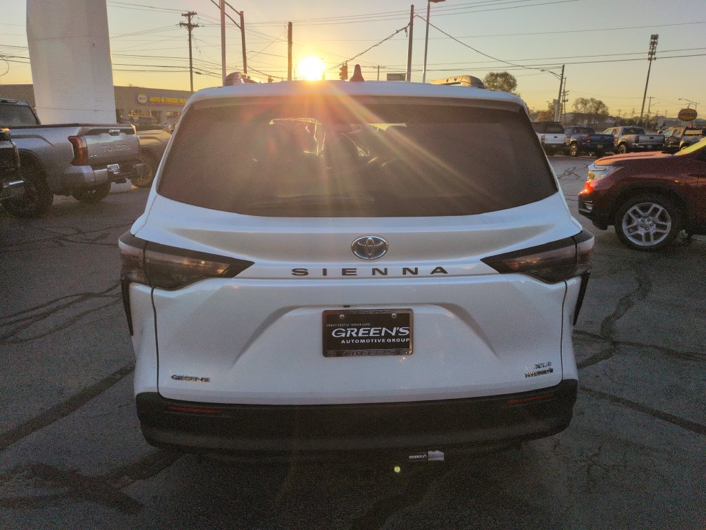 Certified 2023 Toyota Sienna XLE FWD image 4