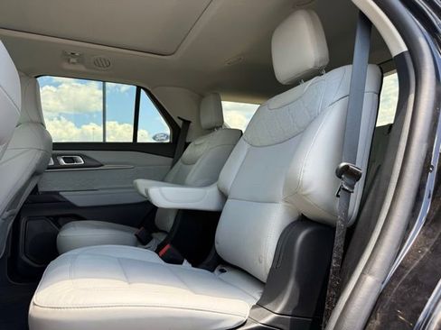 Used 2025 Ford Explorer Platinum w/ Ultimate Package AWD/4WD image 18