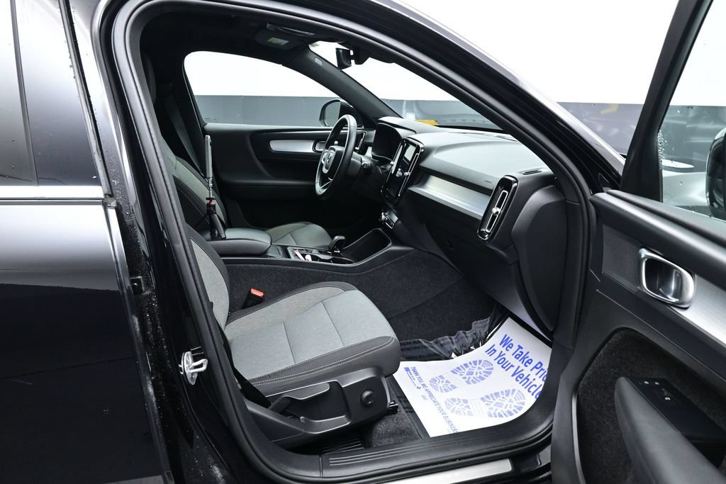 Used 2025 Volvo XC40 B5 Core AWD/4WD image 19