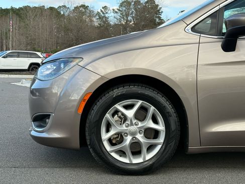 Used 2017 Chrysler Pacifica Touring Plus w/ Tire & Wheel Group image 11