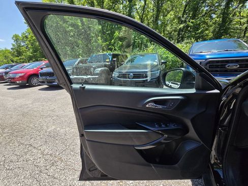 Used 2025 Chevrolet Trax RS w/ Sunroof Package FWD image 19