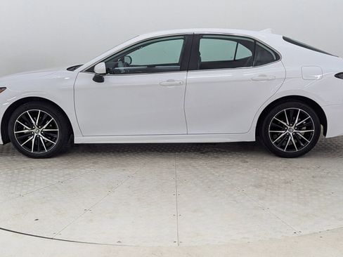 Used 2021 Toyota Camry SE image 2