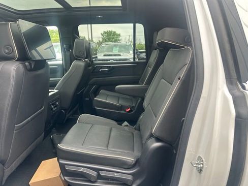 Used 2025 Chevrolet Suburban Premier AWD/4WD image 8