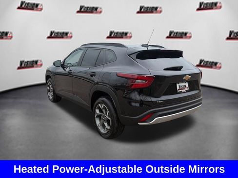 Used 2025 Chevrolet Trax LT w/ LT Convenience Package FWD image 8