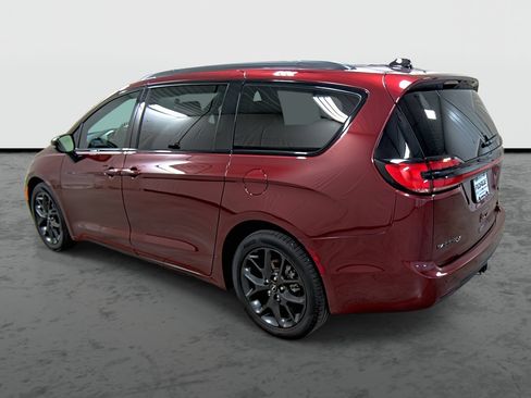 Used 2023 Chrysler Pacifica Limited w/ S Appearance Package image 2